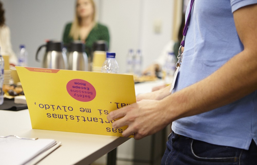 Activo de sistema: Carpeta física con lenguaje disruptivo que humaniza el protocolo de seguridad y asegura su uso constante en el entorno de trabajo